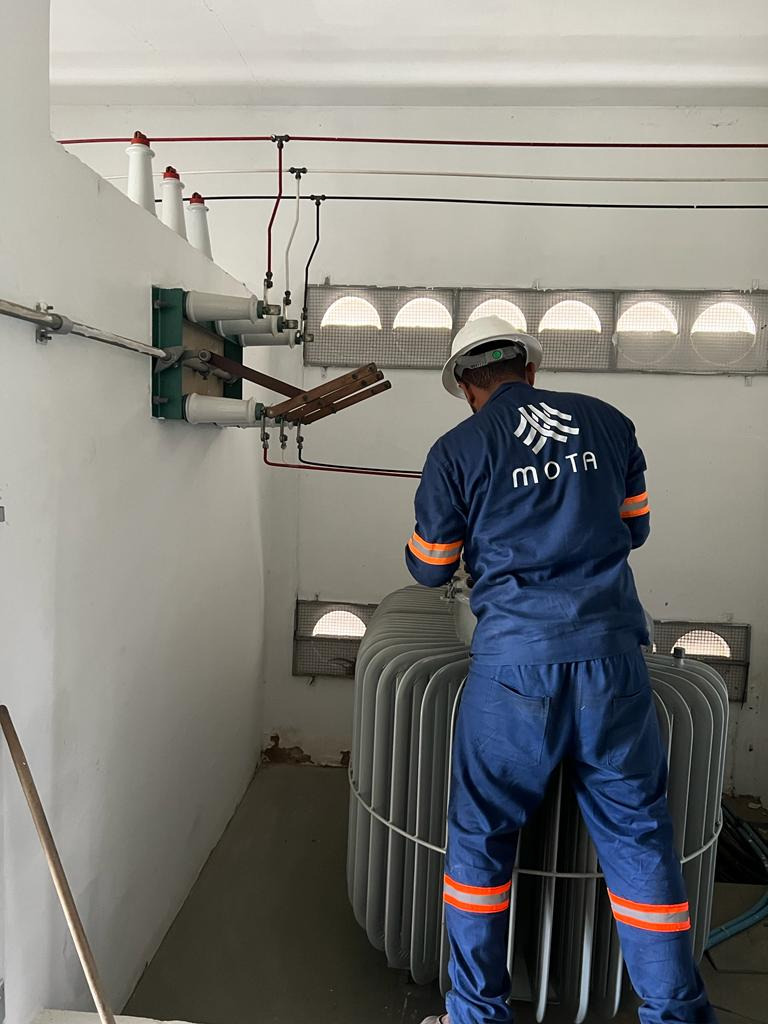Construção de rede de distribuição de energias elétrica